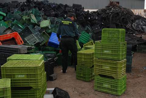 La Guardia Civil imputa a una persona por apropiarse de cajas de plstico para la agricultura