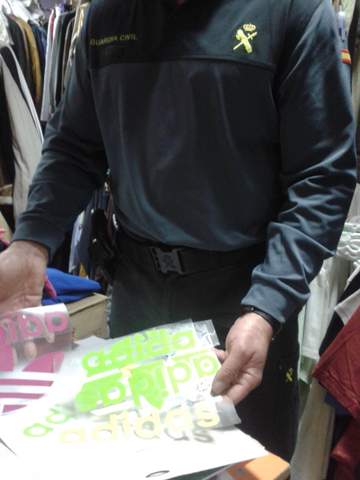 La Guardia Civil se incauta de ms de 500 prendas de ropa falsificadas