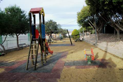 El parque infantil de El Convoy ya cuenta con acceso para personas con discapacidad
