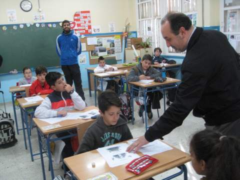 José Manuel Ortiz comparte la celebración del Día de Andalucía con alumnos de un colegio de El Ejido