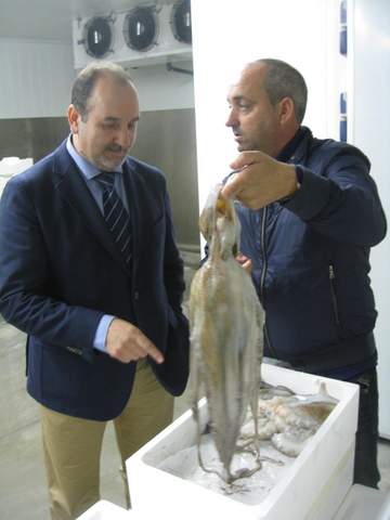 El delegado de Agricultura y Pesca valora la generación de empleo de la empresa Eurofish, con la ayuda de la Junta