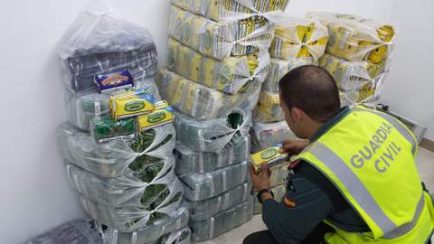 La Guardia Civil practica 2 detenciones e interviene 26 Kg. de marihuana y cerca de 3000 bolsas de picadura de tabaco