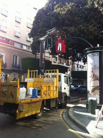 El Ayuntamiento mejora la sealizacin horizontal y repinta tambin los 1.052 semforos de la ciudad