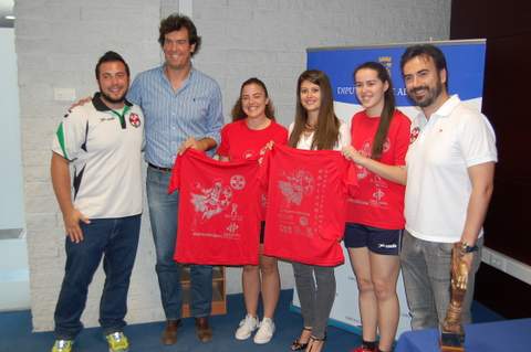 La diputada provincial de Deportes recibe al CD Urci juvenil femenino tras proclamarse campen de Andaluca