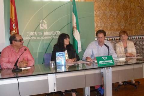 La delegada de Educacin presenta el libro 'A bordo de la Alcazaba', del autor lvaro Villalobos