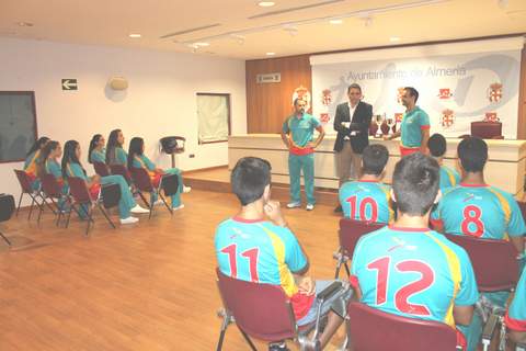 Juan Jos Alonso anima a los equipos del Cajamar Club Voley Playa Almera antes del Campeonato de Espaa