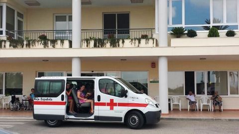 Los voluntarios de la Delegacin de CRUZ ROJA de Pulp, realizan el servicio de trasporte a la playa a personas con discapacidad