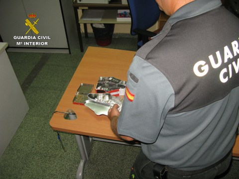 La Guardia Civil desmantela un punto de venta de droga en un establecimiento comercial