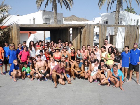 Diputación acerca la playa de Las Negras a 52 jóvenes del Almanzora