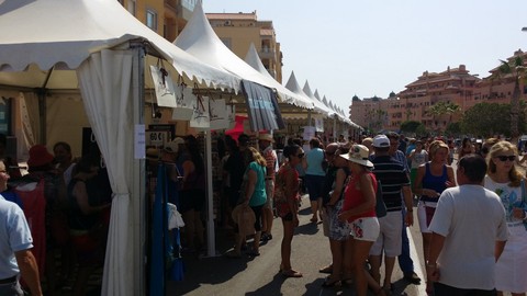 Elosa Cabrera inaugura los mercados de saldos que se celebran durante el da de hoy en Roquetas de Mar
