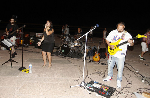 La EMMA Rock Band deleita con más de dos horas de buena música en El Toyo