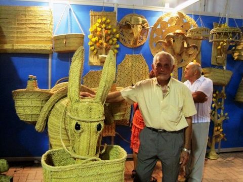 Gran éxito de público de la exposición “El Arte del Esparto”, abierta en San Juan de los Terreros, del artesano local JUAN ÁVILA