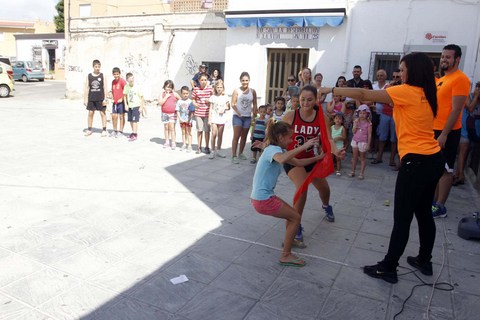 Diversin, risas y carreras para los ms pequeos en la #FeriadeAlmera con los juegos tradicionales en los barrios
