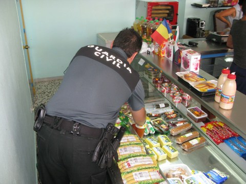 La Guardia Civil practica 5 detenciones e inmobiliza alimentos y bebidas durante la inspección a un establecimiento público