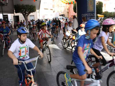 Ms de 300 nios en bicicleta toman las calles de Gdor en feria