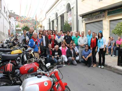 Las motos antiguas recorren Gdor en Feria causando sorpresa y admiracin