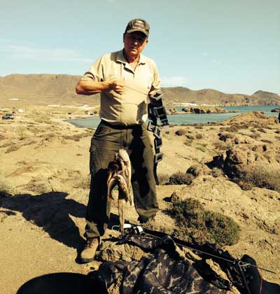 Un agente de Medio Ambiente de la Junta requisa en Los Escullos pescado y un equipo de buceo a dos pescadores furtivos