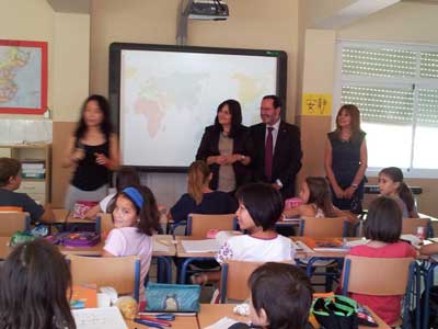 El director general de Innovacin Educativa y Formacin visita el aula Confuccio del colegio Madre de la Luz de la capital