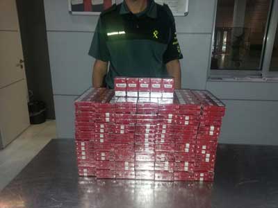 La Guardia Civil se aprehende de 570 cajetillas de tabaco en el Aeropuerto de la Capital