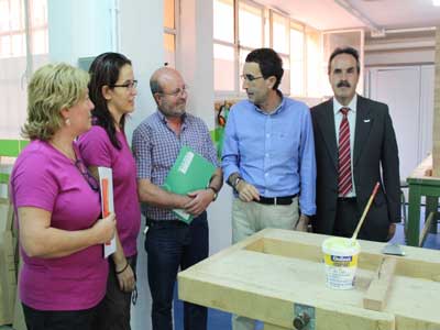 El Ayuntamiento de Bacares y la Asociacin La Traa reciben mobiliario fabricado en la Unidad de Estancia Diurna Javier Pea
