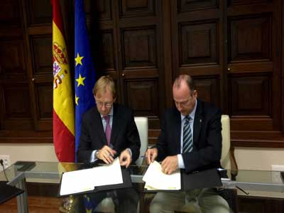 El alcalde firma el convenio que supone la inversin de Fomento de 2,3 millones de euros para rehabilitar 320 viviendas en El Puche