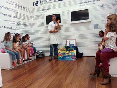 Los talleres infantiles dominicales abarrotan el Museo de la Guitarra y Casa del Cine