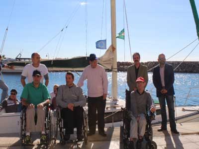 Una veintena de personas con discapacidad gravemente afectadas se benefician de la actividad Terapia en el Mar
