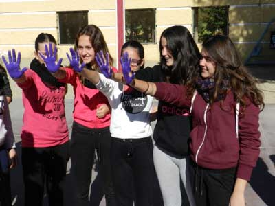 Alcalde y concejales junto a los alumnos de los Institutos plasman sus manos en repulsa de la Violencia de Gnero