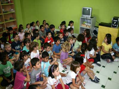El Ayuntamiento acerca los cuentos a los niños a través de un taller