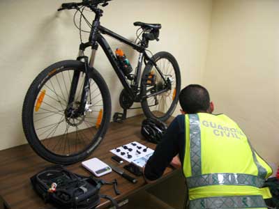 La Guardia Civil detiene a un pequeo traficante de drogas que atenda a sus clientes en bicicleta