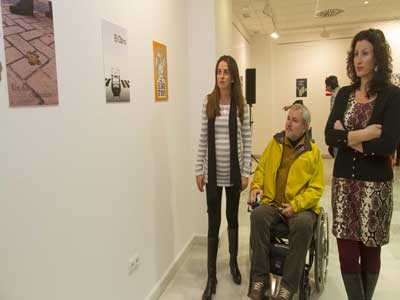 La exposición de carteles del concurso 'Gallo Pedro' abre sus puertas en la Galería Alfareros