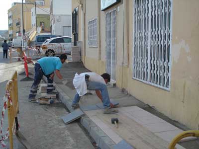El Ayuntamiento acomete obras de mejora del acerado y adoquinado del ncleo urbano