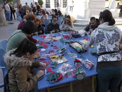 Niños y mayores crean con sus manos los adornos para #Navidalmeria en la Plaza Vieja