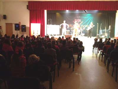 El ayuntamiento ofrece a los escolares el estreno de La memoria del rock del grupo local En Espera