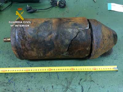 Un explosivo de la II Guerra Mundial es destruido tras engancharse en las redes de un pesquero en El Ejido