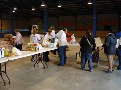 Ayuntamiento y Caritas Parroquial reparten 10.000 kilos de alimentos entre las familias ms necesitadas