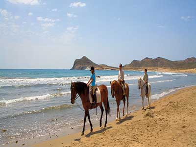 El proyecto 'Equus-Rutes de Turisme Eqüestre per Europa' se interesa por las rutas a caballo en Cabo de Gata-Níjar