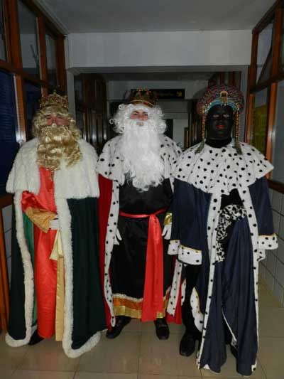 Los Reyes Magos dejan centenares de juguetes en Mojcar