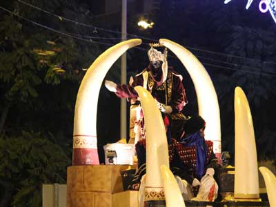 El tradicional desfile de la Cabalgata de Reyes llena de luz e ilusin las calles de El Ejido