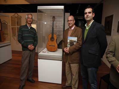 El concertista Jiro Yoshikawa dona una guitarra al Museo Antonio de Torres