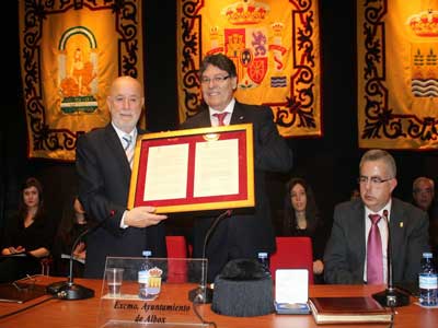 El rector Pedro Molina recibe el nombramiento de Hijo Predilecto de Albox como el mejor regalo de su vida