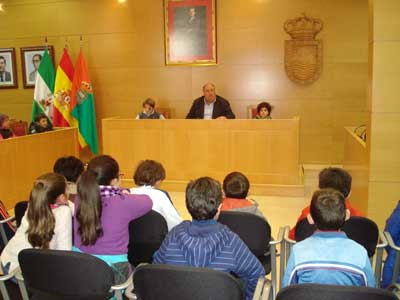 Escolares visitan el Ayuntamiento de Gdor para conocer el funcionamiento de la institucin