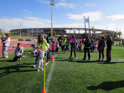 Escolares disfrutan del deporte en una Miniolimpiada en el Anexo del Estadio
