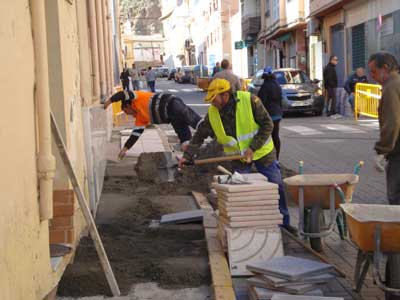 El Ayuntamiento de Gdor acomete las obras  de mejora del acerado de calle La Paz