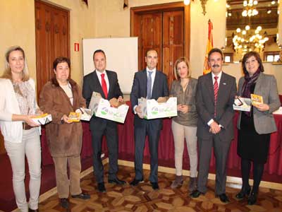 Las reas de Pediatra de los hospitales de Torrecrdenas, La Inmaculada y Poniente reciben una donacin de material infantil electrnico
