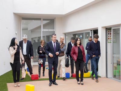 El alcalde y la Delegada de Educacin visitan las instalaciones de la Escuela Municipal y firman el convenio para su puesta en marcha