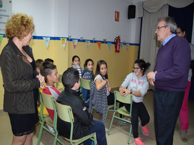 Antonio Bonilla responde a los escolares sobre cuestiones de igualdad