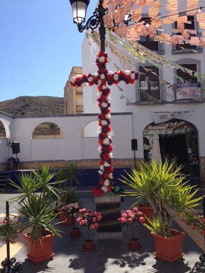Inmejorable ambiente en las Cruces de Mayo de Berja