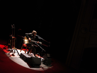 Quique Gonzlez comparte canciones, guitarra y piano con sus fans en un repleto teatro Apolo