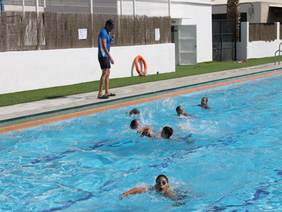 Un centenar de gadorenses participan en los cursos de natacin del verano en la Piscina Municipal